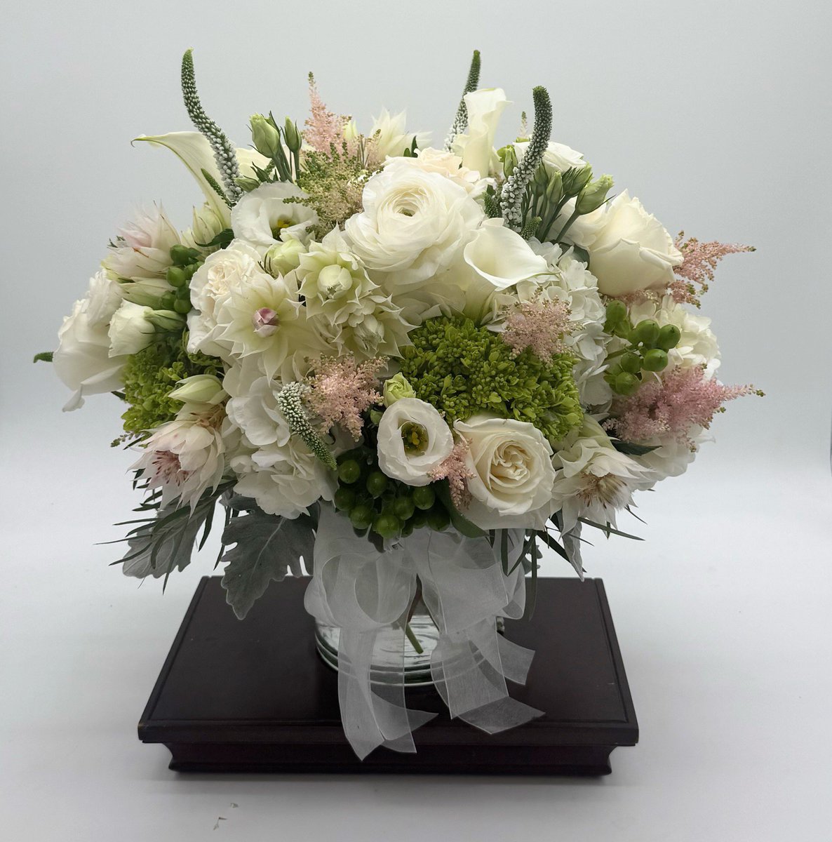 BowKayFlowers's tweet photo. Looking for a little serenity this weekend? Featuring blushing bride proteas, ranunculus, mini callas, astilbe &amp; more our bouquet will ease your pace while contemplating its soft, blushing beauty. Hope you enjoy! Have a great weekend. https://t.co/O3KsgOEfnL