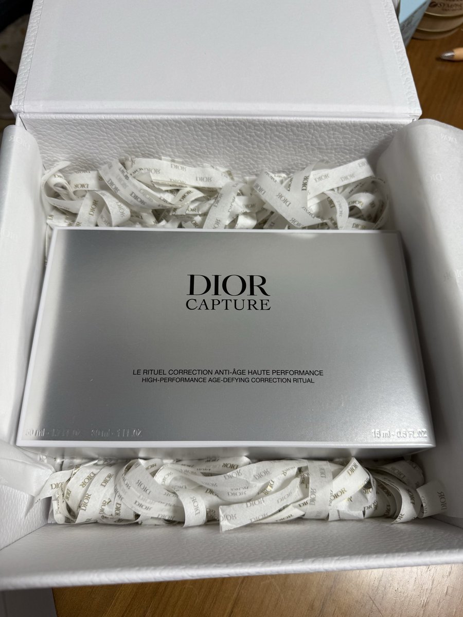 R12Mika's tweet photo. でっかい荷物が届いたと思ったら旦那さんからサプライズプレゼント届いたよ🎁DIORのカプチュール限定セット♡うわぁ。。高そうwwめっちゃ嬉しいんやけどびびったwwサプライズ過ぎてびっくりやったww有難う♡旦那さん♡大事に使うね♡明日から旦那さん5連休！誕生日お出かけして来ます♡ https://t.co/pj71CAPuhI
