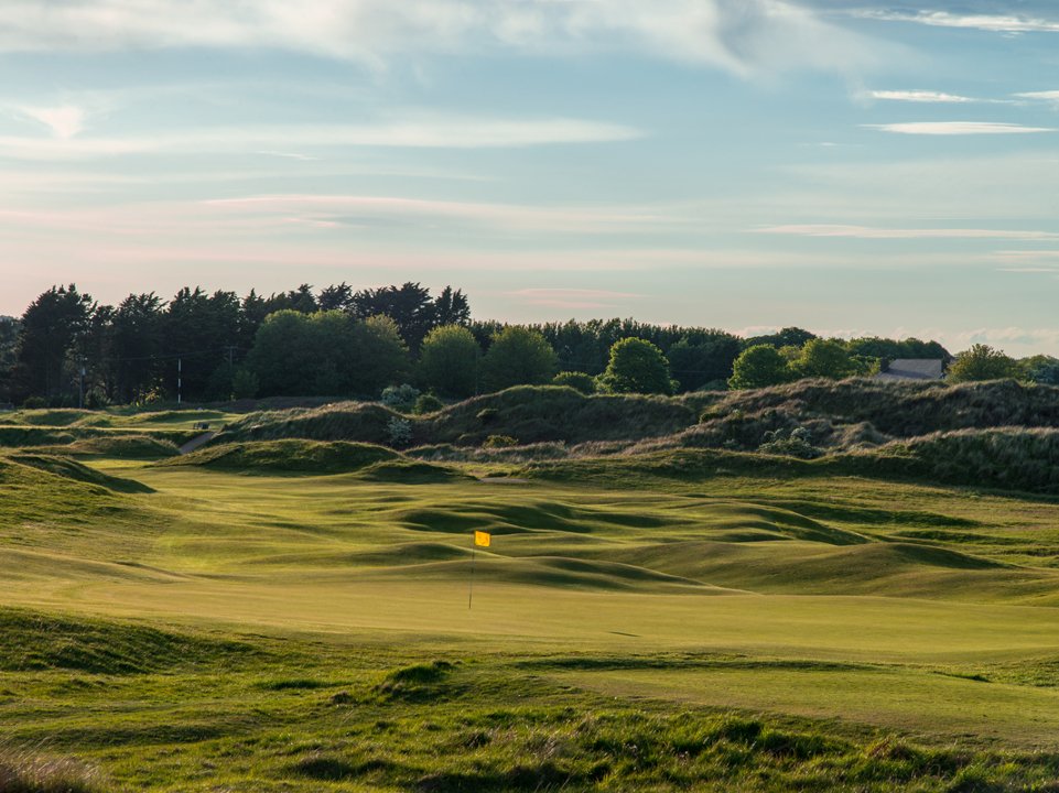 FairwaysFundays's tweet photo. @CountyLouthGC - One of Ireland’s finest links courses. Set among dramatic dunes on the east coast, this hidden gem delivers stunning views, classic links golf, and a truly unforgettable experience.

A must-play for any Ireland golf adventure 🌊

#IrelandGolf #LinksGolf https://t.co/WHWUHabRcu