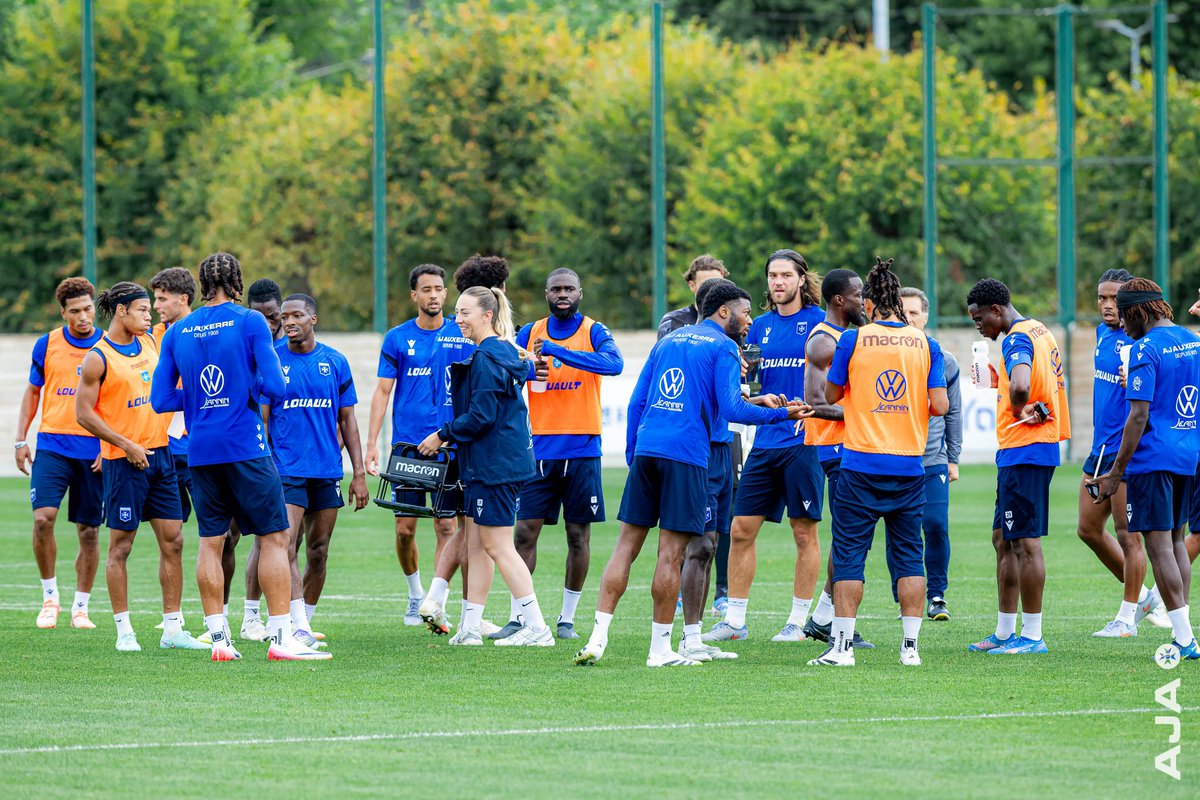 RaisonSebastien's tweet photo. @EspoirsduFoot C'est qui le mec au milieu avec Une bouteille a la 👋 de quoi cloué le bec au co..ard qui salie notre club https://t.co/OfzC9aGYOc