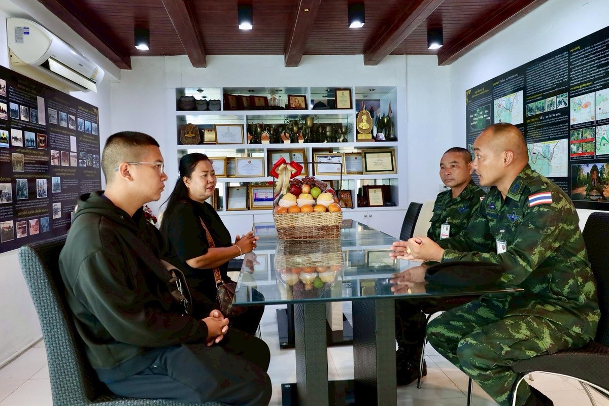 ourbighouse_132's tweet photo. พ.ท.ทัตชัย  เพ็ชรนิล  ผบ.ร.13 พัน.2 พบปะพูดคุยสอบถาม นาย กฤตภาส ลีเพ็ญ อดีตทหารกองประจำการ (ผลัดที่ 1/67 สังกัด ร.13 พัน.2) พร้อมด้วยมารดา เพื่อติดตามความคืบหน้า ด้านสิทธิสวัสดิการจากทางราชการ กรณีที่นายกฤตภาสได้รับบาดเจ็บจนทุพพลภาพจากการปฏิบัติหน้าที่ https://t.co/xumhNs6WOd