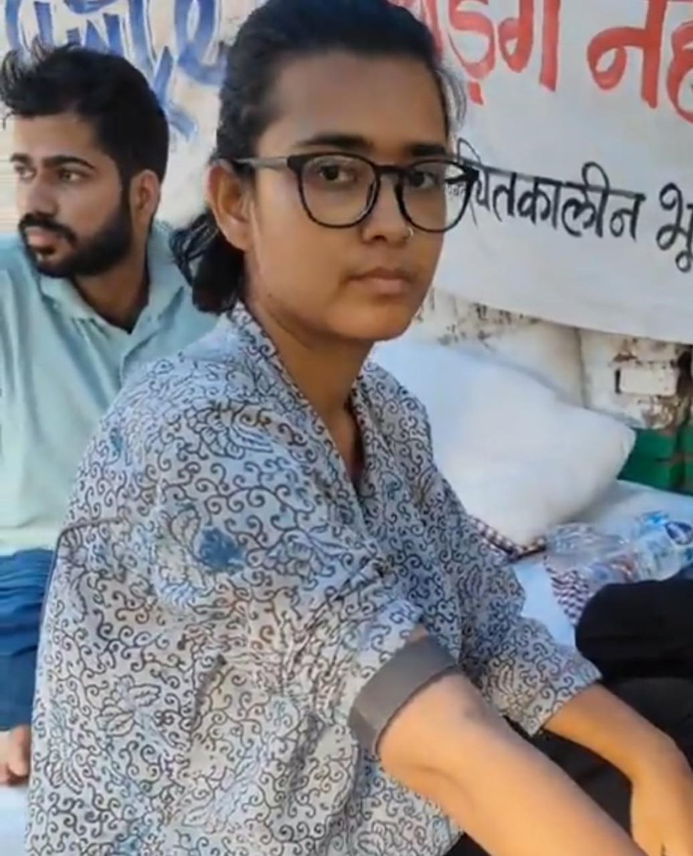 JaikyYadav16's tweet photo. सोनम वांगचुक के साथ एक और लड़की जिंदगी और मौत के साथ संघर्ष कर रही है।

मैं बात कर रहा हूं नेहा की जो JNU की PhD छात्रा हैं और सोशल एक्टिविस्ट भी।

सोनम वांगचुक के साथ ही पिछले 20 दिनों से नेहा भी भूख हड़ताल पर हैं, इनका भी लगातार स्वास्थ्य गिर रहा है।

लेकिन सोनम वांगचुक के लाइम लाइट में यह लड़की खो सी गई है।

कुर्बानी जो कोई भी दे रहा है चर्चा सबकी होनी चाहिए।