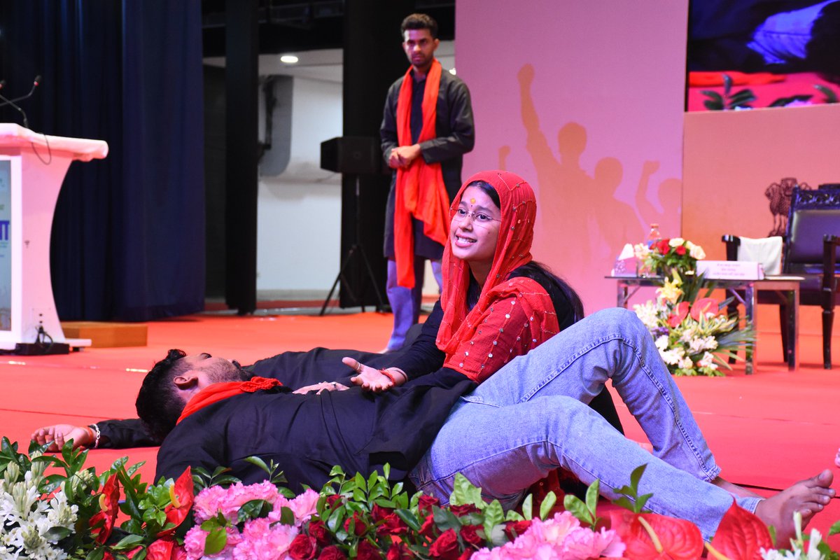 MYBharatHQ's tweet photo. Glimpses from a thought-provoking Nukkad Natak presented by MY Bharat Volunteers at the MY Bharat National Youth Volunteers Convention, inspiring communities through the power of awareness, creativity and collective action.

#MYBharat #YouthForViksitBharat https://t.co/5j1UsfUzC6