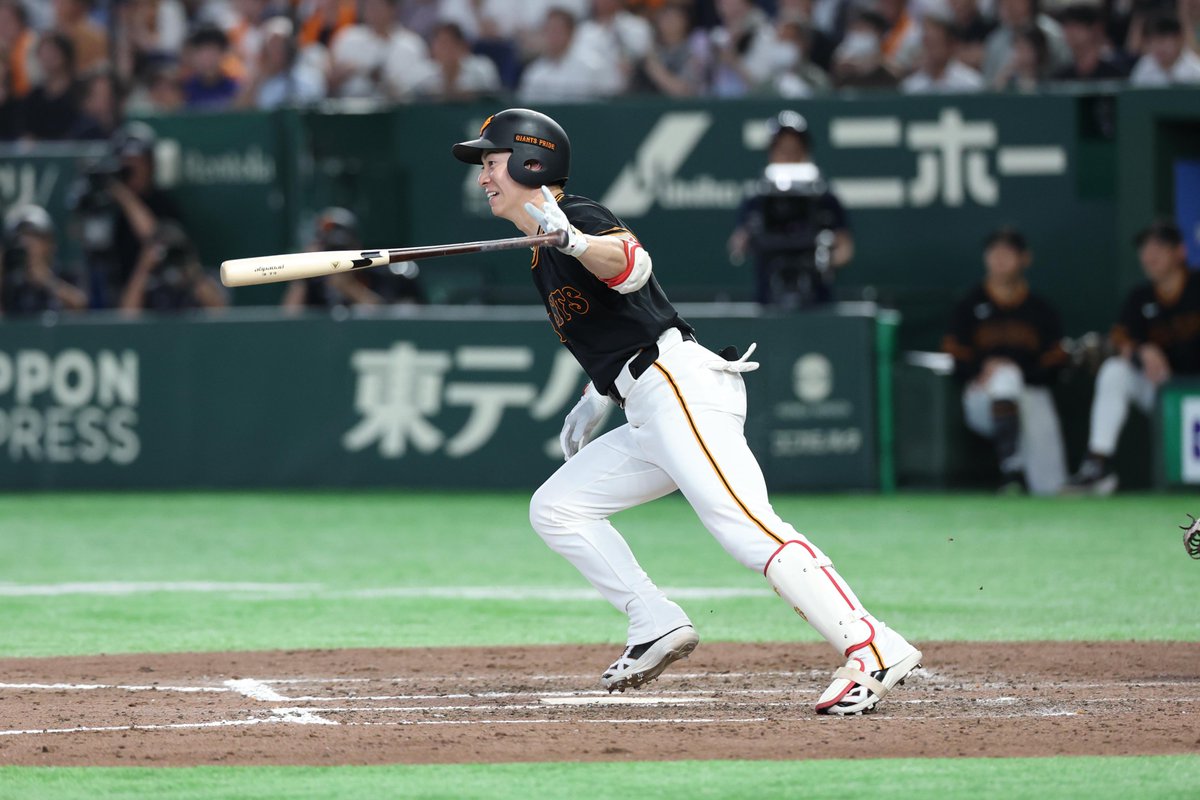 TokyoGiants's tweet photo. 【九回裏】巨人 1-1 中日

この回先頭の #松本剛 選手がレフト前ヒットで出塁！
続く #泉口友汰 選手の犠打、#ダルベック 選手の敬遠で一死一二塁！ https://t.co/pz4Cxxe0VX