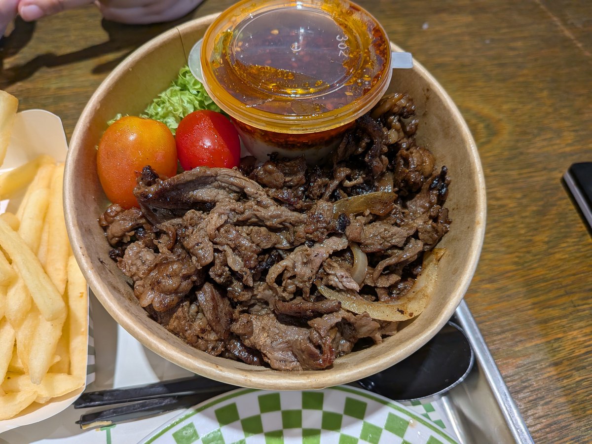 pedoqpop's tweet photo. Kena scam dengan bini. Dia makan beef bowl dah kenyang pastu teka siapa kena makan dua bijik beger cheese leleh? Aku lah tak kan Anwar Ibrahim pulak. https://t.co/qACHPojfJc