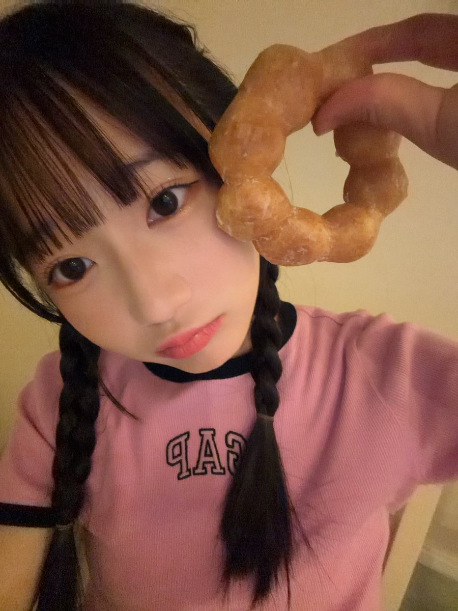 Riria_hkt7's tweet photo. みなさんこんばんは~

今日はお友達からぶどうを貰ったの🥹🥹
とってもおいしかったあ
たくさんたべます͈ᴗ̀ ̫ᴗ́ ͈
りりあよりこれはどなつ🎶🎶 https://t.co/wSxgL44Esw