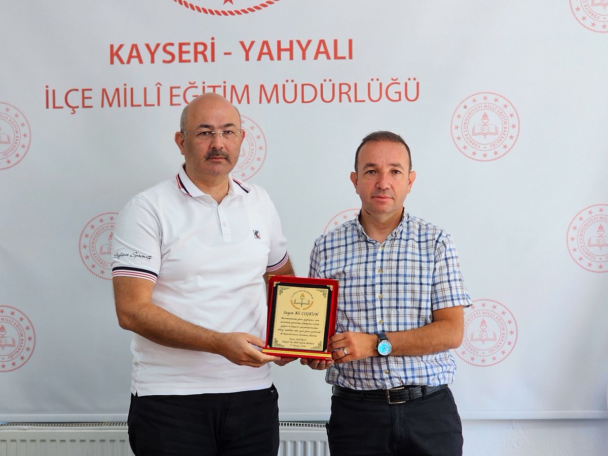 yahyali_mem's tweet photo. İlçe Millî Eğitim Müdürlüğümüzde Şube Müdürü olarak görev yapan Ali COŞKUN'un, Develi İlçe Milli Eğitim Müdürlüğüne tayininin çıkması sebebiyle, İlçe Millî Eğitim Müdürümüz Sayın Yavuz POSTALLI tarafından kendisine hizmetlerinden ötürü teşekkür plaketi takdim edildi. 

Kıymetli Şube Müdürümüze yaptığı hizmetler için teşekkür eder, yeni görev yerinde de başarılar dileriz.
@tcyahyali
@kayserimem
@kayserivaliligi
@tcmeb