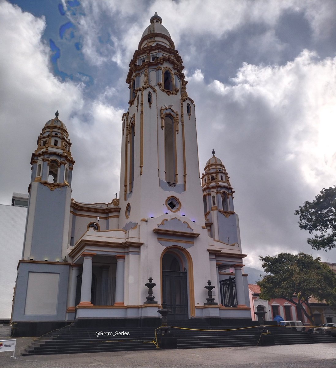 Retro_Series's tweet photo. Hace rato estuve por esa zona y tomé esta foto de nuestro Panteón Nacional #17Jul 🇻🇪

Comparte 🔄 https://t.co/v0Zf483r4l