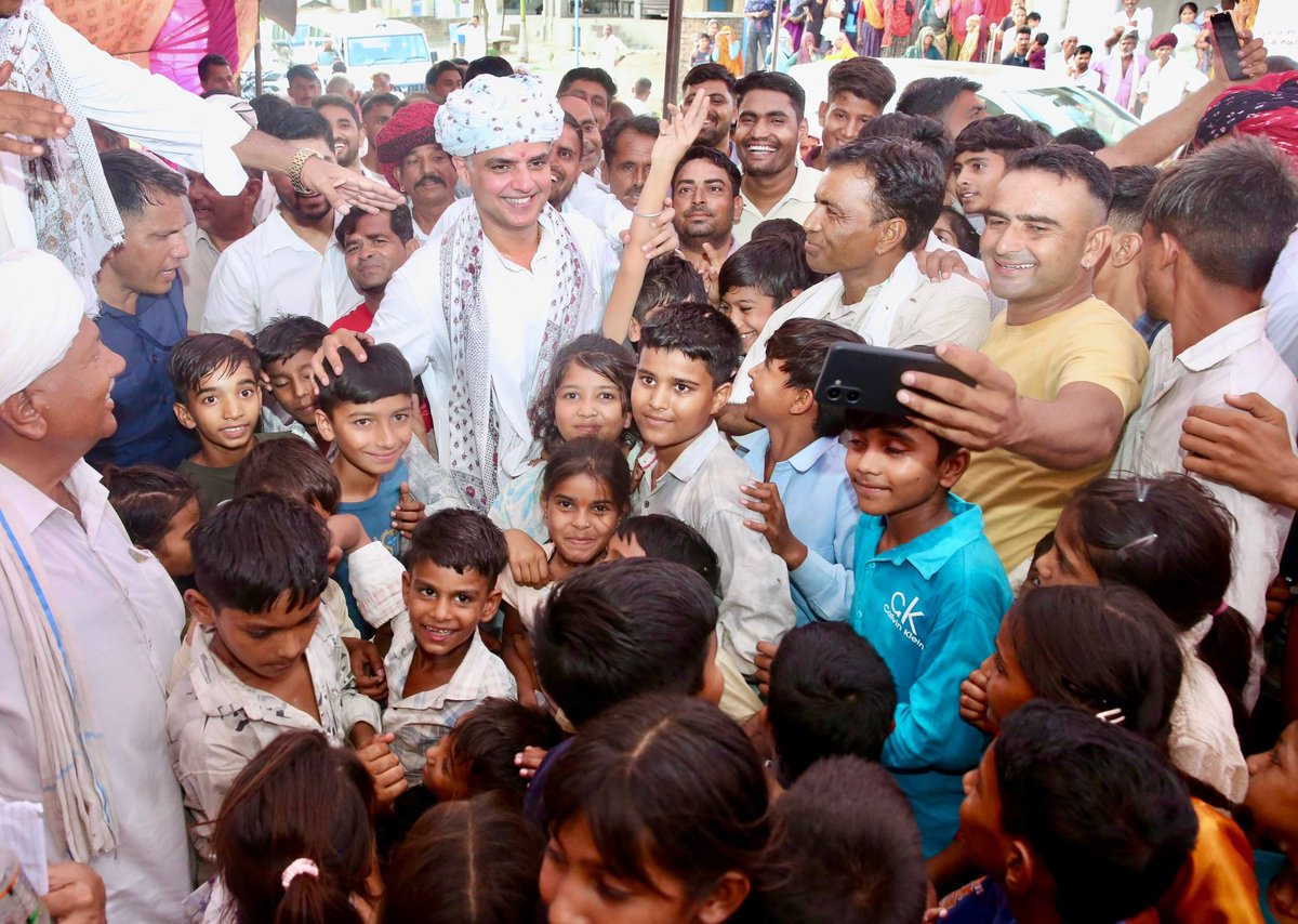 SachinPilot's tweet photo. जनता के लिए, जनता को समर्पित,
विकास की राह पर,
हर कदम जनहित के लिए समर्पित। 

ग्रा.पं. इंदौकिया में विधायक मद एवं पंचायत समिति मद से ₹30 लाख की लागत से तालाब की पेशवाल निर्माण,  इंटरलॉकिंग सड़क निर्माण जैसे विभिन्न विकास कार्यों का लोकार्पण किया। इन कार्यों से क्षेत्र के विकास को बढ़ावा मिलेगा तथा आमजन को बेहतर सुविधाएं प्राप्त होंगी।

📍पं.स. टोडारायसिंह , टोंक