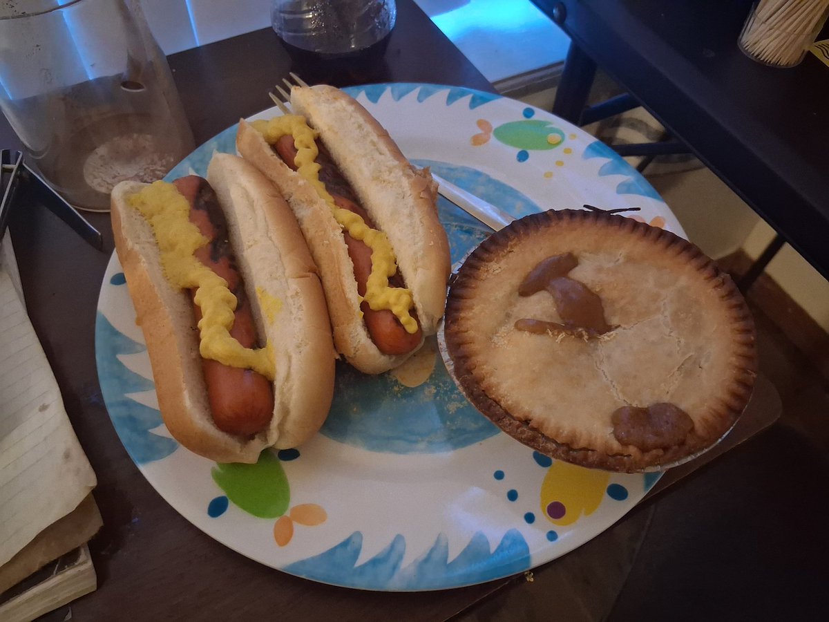 bluerizzle_brad's tweet photo. I had a #potpie and two #hotdogs yesterday https://t.co/suk7J0SDGQ