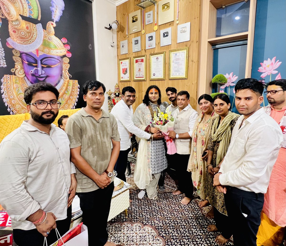 drdpgoyaloffice's tweet photo. जहाँ भक्ति होती है, वहाँ मन अपने आप शांत हो जाता है... 🙏

संध्या आरती की दिव्य ध्वनि, प्रभु के चरणों में समर्पण, और संतों का सान्निध्य मन, बुद्धि और आत्मा—तीनों को एक अद्भुत शांति से भर देता है। जब मन भगवान के नाम में डूब जाता है, तब बाहर का शोर अपने आप शांत हो जाता है और भीतर केवल सुकून, श्रद्धा और आनंद शेष रह जाता है।

राधे राधे। जय श्री कृष्ण। 🙏✨

#RadheRadhe #Bhakti #EveningAarti #SanatanDharma #KrishnaBhakti