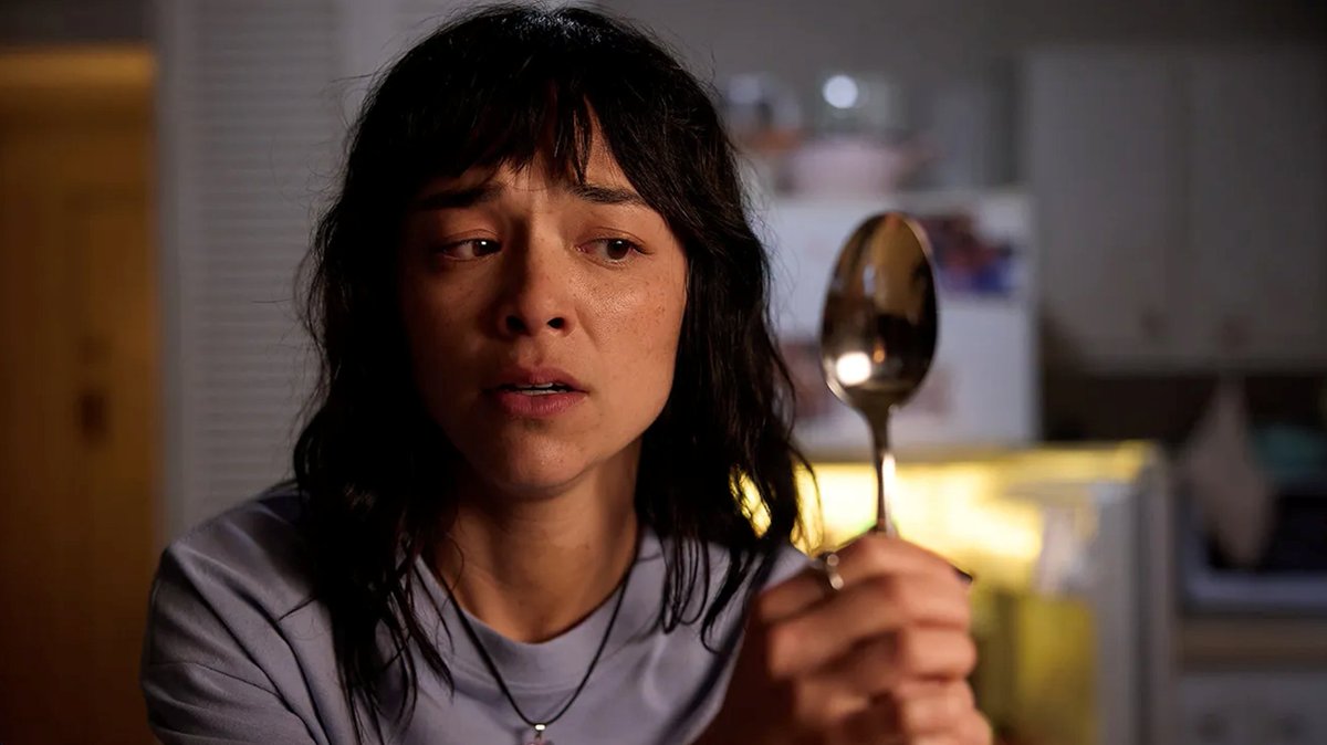 CSAmediapress's tweet photo. #Insaciable (Saccharine) es una salvajada. Natalie Erika James te clava en la butaca con un body horror asfixiante sobre la presión estética y la era del Ozempic. El viaje de la protagonista hacia la autodestrucción es perturbador, incómodo y trágicamente real. https://t.co/NtHtlkGLFy