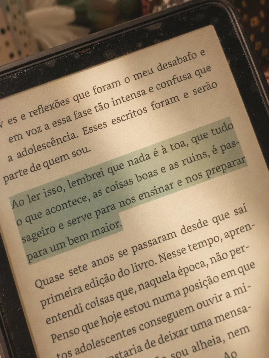 conexaoJEMDM's tweet photo. Sumergirme en las páginas de Dulce Amargo siempre es un viaje de regreso a nuestro interior. 📖✨
Cada frase resaltada en estas fotos me recuerda que nada en la vida es casualidad. Como la propia Dulce escribe, lo bueno y lo malo son pasajeros, pero nos preparan para algo más grande. Al final, lo que realmente perdura es el amor que damos y las vidas que tocamos. Si solo pudieras llevarte una de estas enseñanzas hoy, ¿cuál sería?

"Porque el amor y tus sueños son la única puerta a la eternidad." ✨

Desliza hacia la derecha para leer algunos de mis fragmentos favoritos de esta obra sensible y sincera. 👉

@DulceMaria

#DulceMaria #Livro #DulceAmargo #Reflexões #MomentoDeLeitura