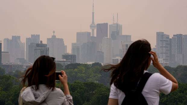 iCanadax's tweet photo. Toronto is under hazy skies as smoke from northern Ontario wildfires blankets the south for a second day, impacting air quality and daily life. Officials urge Canadians to monitor air quality advisories, limit outdoor activity, and use masks when necessary. The heat and smoke h… https://t.co/yDt7gpEoEF