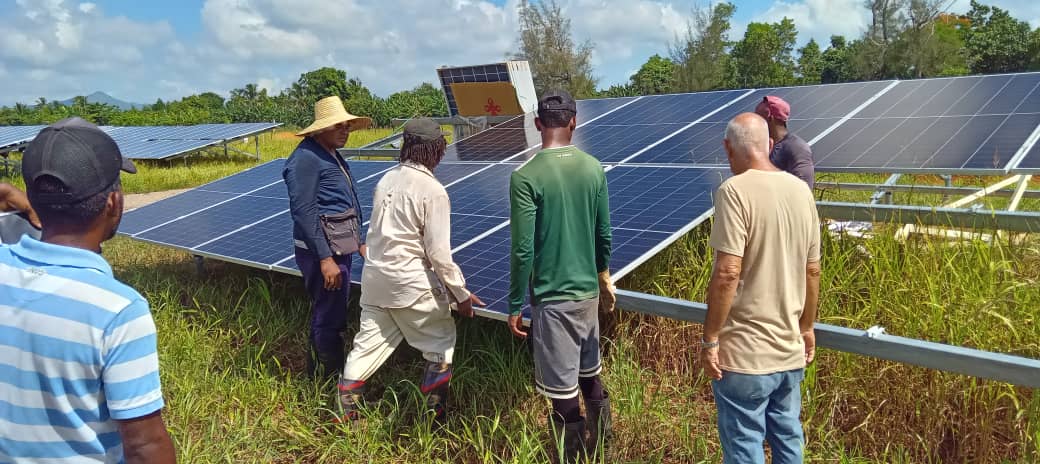 YudaisiArtemisa's tweet photo. Empresas constructoras integrales, la división de Copextel, y otras de  la @ZEDMarielCuba más el apoyo voluntario de  vecinos y trabajadores, laboran en el décimo parque fotovoltaico de #Artemisa. @DiarioArtemisa @EnergiaMinasCub #ArtemisaJuntosSomosMás #MiMoncadaEsLaPatria https://t.co/qh5uSjXrJx