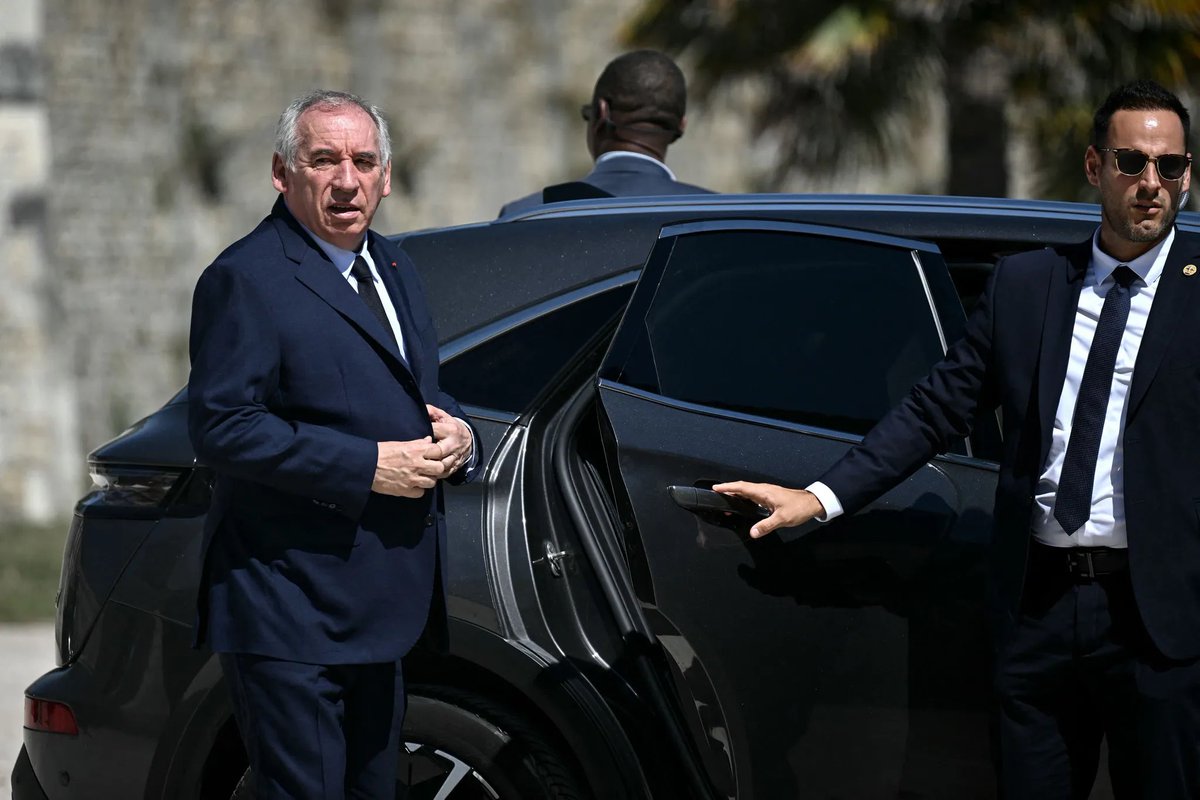 BastionMediaFR's tweet photo. 🔴🇫🇷 𝗙𝗟𝗔𝗦𝗛 𝗜𝗡𝗙𝗢 — François Bayrou, qui avait publiquement promis de ne bénéficier d’aucun avantage après son départ de Matignon, disposerait lui aussi d’une voiture de fonction.

Il affirme avoir tenté d’y renoncer, mais évoque des « raisons impératives de sécurité ». Matignon n’a pas souhaité confirmer cette information.

(Source : Mediapart)