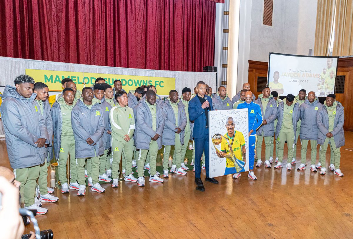 Masandawana's tweet photo. 𝗔 𝗙𝗔𝗠𝗜𝗟𝗬 𝗨𝗡𝗜𝗧𝗘𝗗 💛

One family. United in love for Jayden. You will forever be in our hearts 💛🕊️

#Sundowns #RIPJayden https://t.co/TXoYafpe2G