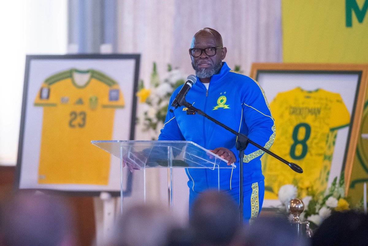 Masandawana's tweet photo. 𝗔 𝗙𝗔𝗠𝗜𝗟𝗬 𝗨𝗡𝗜𝗧𝗘𝗗 💛

One family. United in love for Jayden. You will forever be in our hearts 💛🕊️

#Sundowns #RIPJayden https://t.co/TXoYafpe2G