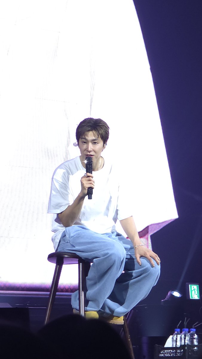 206x204's tweet photo. 흰티에 청바지는 진리지  #유노윤호 https://t.co/BaxBMIgyiv