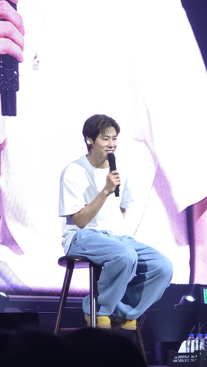 206x204's tweet photo. 흰티에 청바지는 진리지  #유노윤호 https://t.co/BaxBMIgyiv