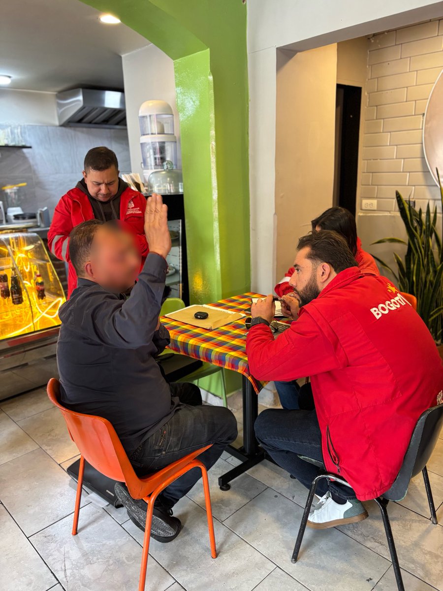 teusaquillo13's tweet photo. ♻️👮‍♂️Realizamos un recorrido de Inspección, Vigilancia y Control (IVC) a establecimientos del sector San Luis.

Junto a la @GobiernoBTA y @PoliciaBogota , verificamos la documentación para su funcionamiento y sensibilizamos sobre la adecuada disposición de residuos. https://t.co/NF3iRH9Bl5