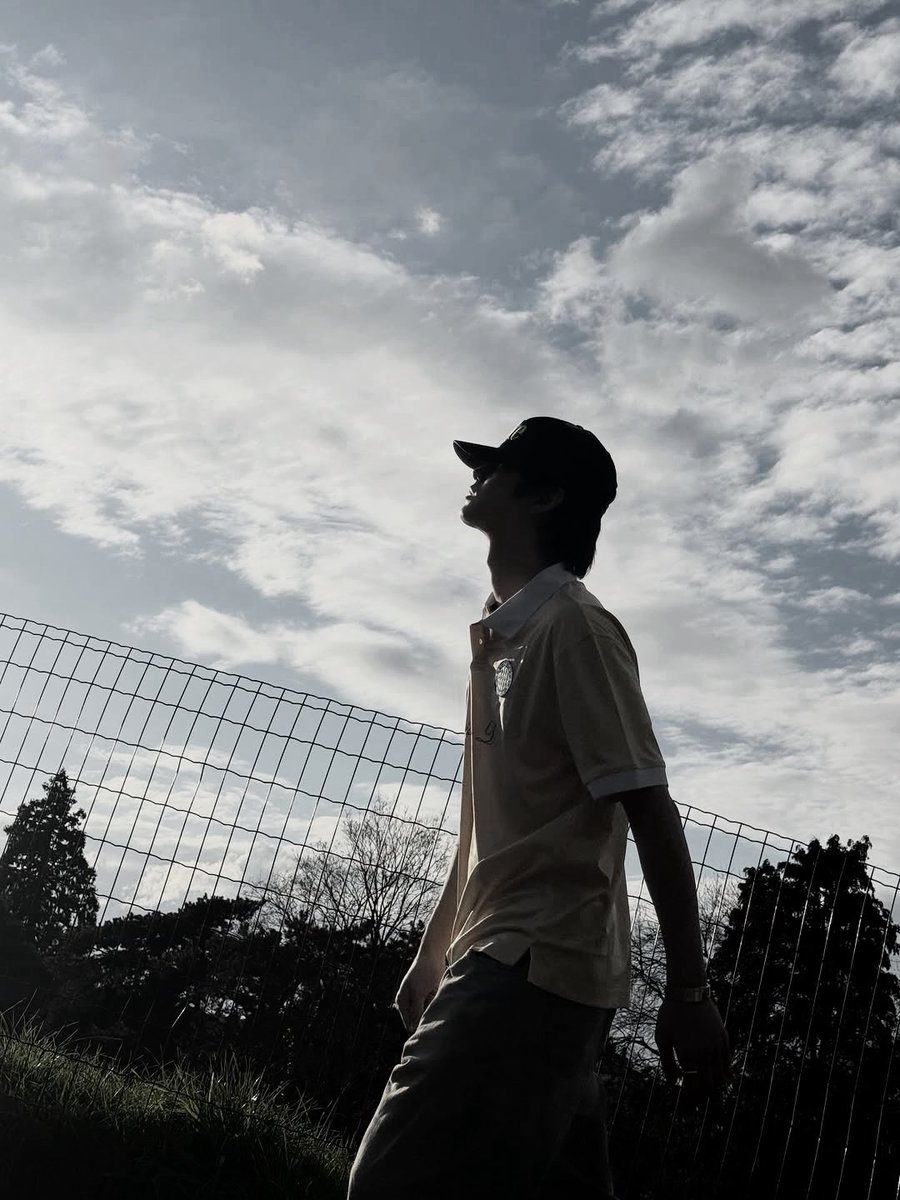 Zuyewon's tweet photo. Under the same sky, moving at my own pace. Learning that peace can be found in the smallest moments. https://t.co/p2XU8b3P4W