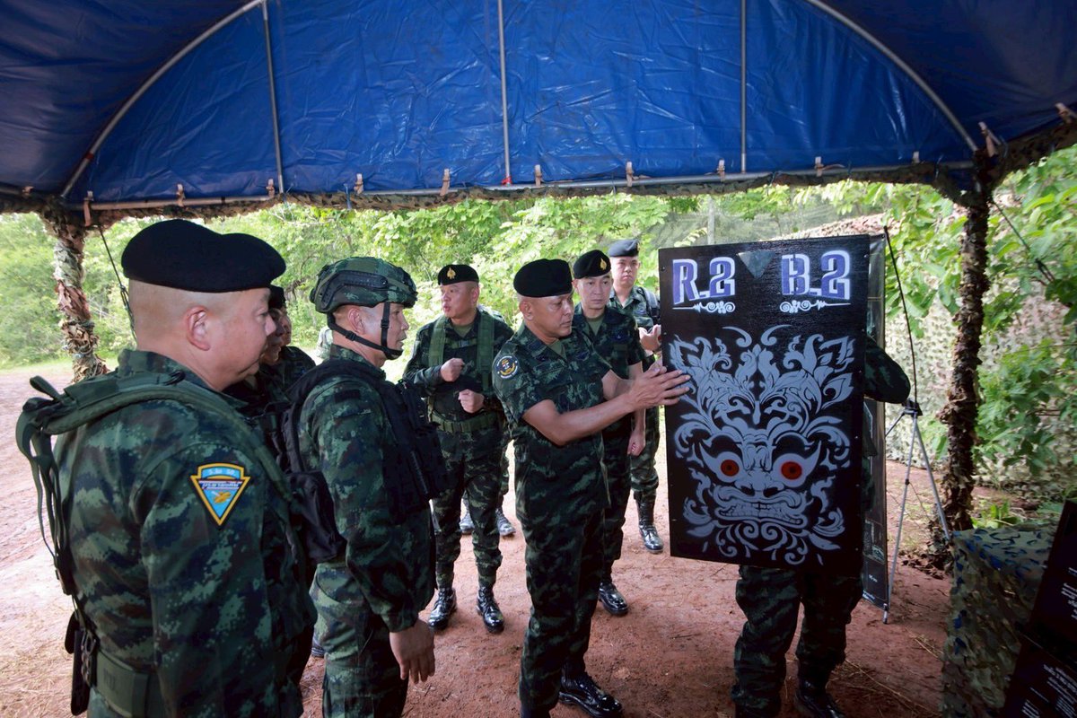 armypr_news's tweet photo. รอง ผบ.ทบ. เดินทางลงพื้นที่ จ.สระแก้ว ตรวจเยี่ยมการฝึกเป็นหน่วย กรมทหารราบเฉพาะกิจ ของกองพลทหารราบที่ 2 รักษาพระองค์ พัฒนาขีดความสามารถกำลังพล พร้อมรับมือภัยคุกคามและปกป้องอธิปไตยของชาติ

วันนี้ (17 กรกฎาคม 2569) เวลา 09.00 น. พลเอก ชิษณุพงศ์ รอดศิริ รองผู้บัญชาการทหารบก ผู้แทนผู้บัญชาการทหารบก เดินทางตรวจเยี่ยมการฝึกเป็นหน่วย กรมทหารราบเฉพาะกิจ ของกองพลทหารราบที่ 2 รักษาพระองค์ ณ อำเภอวัฒนานคร จังหวัดสระแก้ว โดยมี พลตรี เบญจพล เดชาติวงศ์ ณ อยุธยา ผู้บัญชาการกองพลทหารราบที่ 2 รักษาพระองค์ ให้การต้อนรับ 

ในโอกาสนี้ รองผู้บัญชาการทหารบก ได้เดินทางไปยังฐานปฏิบัติการเพชรน้ำค้าง เพื่อรับฟังการบรรยายสรุป 
การฝึกเป็นหน่วย กรมทหารราบเฉพาะกิจ ณ กองอำนวยการฝึกและตรวจสอบกองพลทหารราบที่ 2 รักษาพระองค์ 
จากนั้นได้เดินทางตรวจเยี่ยมการฝึกต่าง ๆ อาทิ การฝึกการปฏิบัติภารกิจในพื้นที่สนับสนุนกองพล การฝึกในพื้นที่การปฏิบัติการตั้งรับ ณ บ้านแผ่นดินเย็น และตรวจเยี่ยมการปฏิบัติการเข้าตีด้วยกระสุนจริง ณ เนิน 152 บ้านภักดีแผ่นดิน ต.หนองหมากฝ้าย อ.วัฒนานคร จ.สระแก้ว 

ทั้งนี้ การฝึกเป็นหน่วย กรมทหารราบเฉพาะกิจ ประจำปี 2569 เป็นการฝึกทดสอบความพร้อมในการใช้กำลังขนาดกรมเฉพาะกิจในด้านการวางแผน ประสานงาน ตลอดจนการควบคุมบังคับบัญชา เพื่อให้สามารถปฏิบัติงานร่วมกันได้อย่างประสานสอดคล้องและมีประสิทธิภาพ โดยจัดการฝึกและตรวจสอบขึ้นในห้วง 14-18 กรกฎาคม 2569 ณ พื้นที่ อ.เมืองสระแก้ว, อ.วัฒนานคร และ อ.โคกสูง จ.สระแก้ว ซึ่งกองพลทหารราบที่ 2 รักษาพระองค์ ได้ดำเนินการฝึกและตรวจสอบโดยใช้ระบบประกันคุณภาพการฝึก (PDCA) เป็นกรอบแนวทางจัดการฝึก และได้เน้นการใช้ระบบปฏิบัติการสนามรบอย่างครอบคลุมในทุกมิติ ทั้งการปฏิบัติในพื้นที่ทางลึก พื้นที่ระยะใกล้ พื้นที่ส่วนหลัง และการนำยุทโธปกรณ์มาใช้ในการพัฒนาระบบการฝึก โดยมีวัตถุประสงค์ในการพัฒนาขีดความสามารถของกำลังพล ให้มีความพร้อมในการปฏิบัติภารกิจที่ได้รับมอบอย่างเต็มกำลังความสามารถ ขับเคลื่อนและยกระดับกองทัพบกให้มีความทันสมัยในทุกมิติ เพื่อปกป้องอธิปไตยของชาติและพร้อมรองรับภัยคุกคามในอนาคต

……………………………………… 

17 กรกฎาคม 2569
แผนกแถลงข่าว กองประชาสัมพันธ์
สำนักงานเลขานุการกองทัพบก
#ศูนย์ประชาสัมพันธ์กองทัพบก #RTA #กองทัพบก #กองทัพบกRoyalthaiarmy