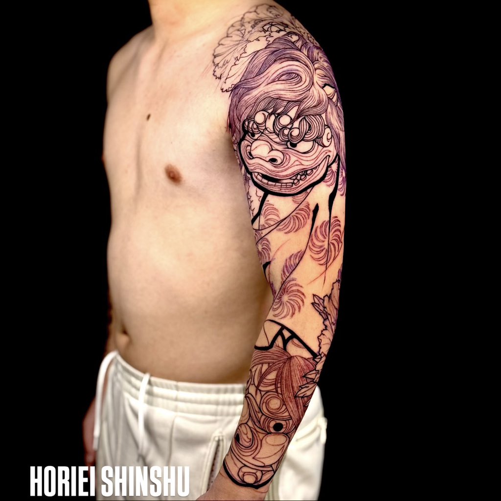 horiei78's tweet photo. 獅子舞のフルスリーブタトゥー始まりました。
唐獅子は多く手がけてきましたが獅子舞を題材にするのは初めてで牡丹、獅子面と合わせての製作です。先ずは初回ですのでアウトラインと少々バックグラウンドを進めさせていただきました。
次回よりカラーを始めたいと思います。
お疲れ様でした。 https://t.co/Edj1lVDBCV