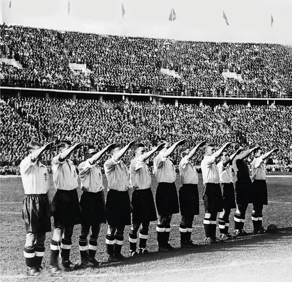mis2centavos's tweet photo. Berlín, 14 de mayo de 1938.

La selección de Inglaterra haciendo el saludo nazi.

Vengan ahora a pedir sanciones para un grupo de jugadores que mostraron una bandera con un reclamo por soberanía territorial. Hipócritas. https://t.co/eHonTO60iw