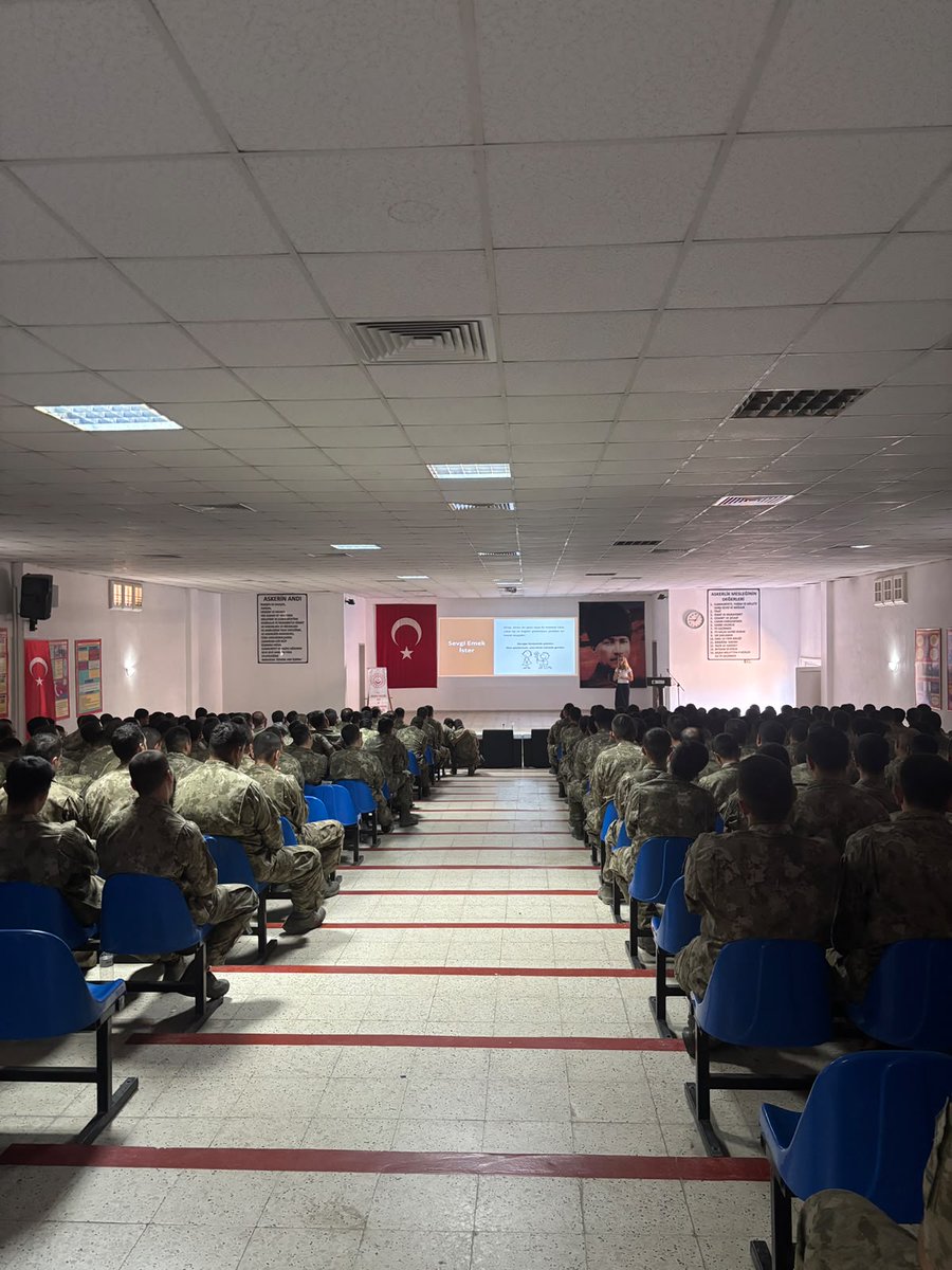 denizliash's tweet photo. 2026 Aile ve Nüfus On Yılı kapsamında, Bakanlığımız Evlilik Öncesi Eğitim Programı çerçevesinde İl Müdürlüğü personeli tarafından Denizli 11’inci Komando Tugay Komutanlığı’nda vatani görevini yerine getirmekte olan bedelli askerlik yükümlüsü erlere yönelik "Evlilik Öncesi Eğitim Programı" gerçekleştirilmiştir. Eğitimde; evlilik süreci, aile içi iletişim, çatışma çözme yöntemleri ve sağlıklı bir aile yapısının temel unsurları konu başlıkları ele alınmıştır.
@tcailesosyal 
@ekremboran80