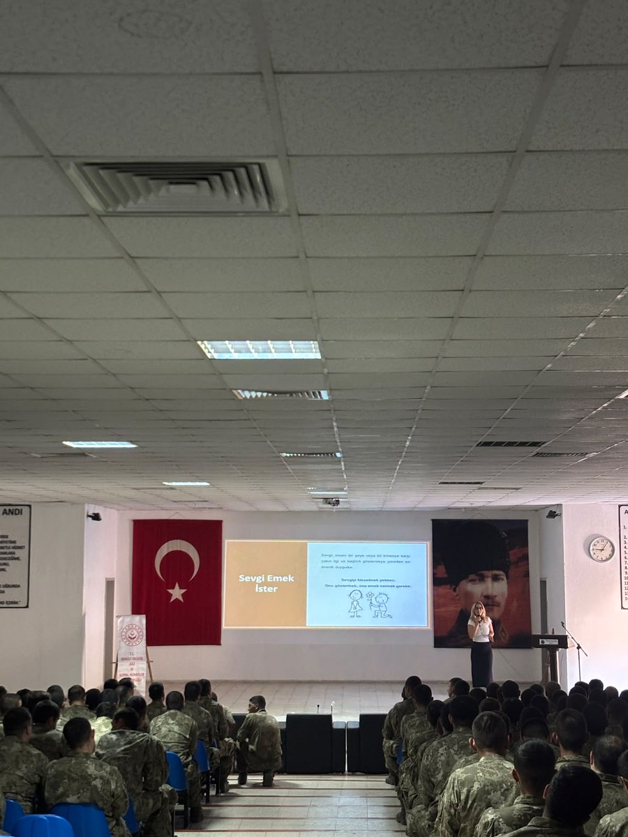 denizliash's tweet photo. 2026 Aile ve Nüfus On Yılı kapsamında, Bakanlığımız Evlilik Öncesi Eğitim Programı çerçevesinde İl Müdürlüğü personeli tarafından Denizli 11’inci Komando Tugay Komutanlığı’nda vatani görevini yerine getirmekte olan bedelli askerlik yükümlüsü erlere yönelik "Evlilik Öncesi Eğitim Programı" gerçekleştirilmiştir. Eğitimde; evlilik süreci, aile içi iletişim, çatışma çözme yöntemleri ve sağlıklı bir aile yapısının temel unsurları konu başlıkları ele alınmıştır.
@tcailesosyal 
@ekremboran80