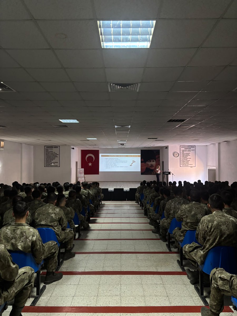 denizliash's tweet photo. 2026 Aile ve Nüfus On Yılı kapsamında, Bakanlığımız Evlilik Öncesi Eğitim Programı çerçevesinde İl Müdürlüğü personeli tarafından Denizli 11’inci Komando Tugay Komutanlığı’nda vatani görevini yerine getirmekte olan bedelli askerlik yükümlüsü erlere yönelik "Evlilik Öncesi Eğitim Programı" gerçekleştirilmiştir. Eğitimde; evlilik süreci, aile içi iletişim, çatışma çözme yöntemleri ve sağlıklı bir aile yapısının temel unsurları konu başlıkları ele alınmıştır.
@tcailesosyal 
@ekremboran80