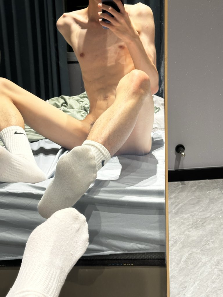 Loexxi1's tweet photo. #白袜 #高弹 #男高 我真的好喜欢这个高弹，好好看但是太瘦了拍起来不好看🫪 https://t.co/jy11B2tEqs