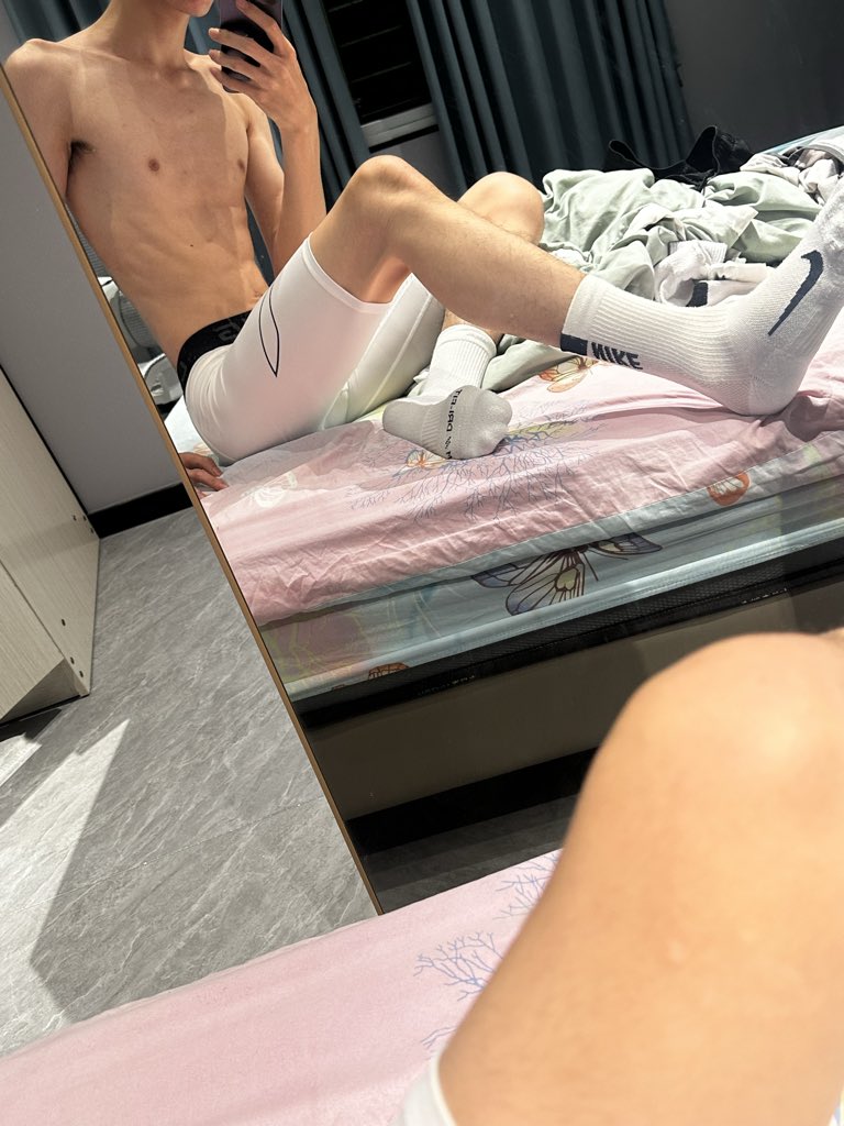 Loexxi1's tweet photo. #白袜 #高弹 #男高 我真的好喜欢这个高弹，好好看但是太瘦了拍起来不好看🫪 https://t.co/jy11B2tEqs