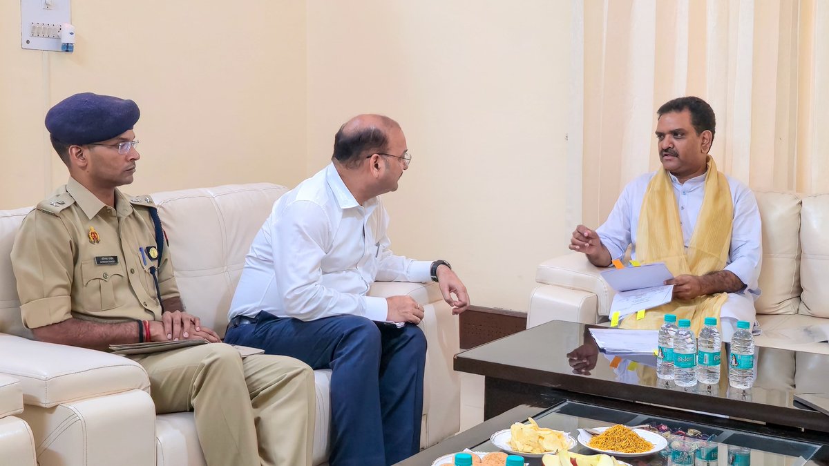 asim_arun's tweet photo. मेरठ के टीपी नगर में घटित हृदयविदारक बलात्कार और हत्या की घटना के पीड़ित परिवार से लंबी बातचीत हुई और विवेचना की गहन समीक्षा की, निर्देशित किया: 

▪️गिरफ्तार किए गए दो अभियुक्तों के विरुद्ध ठोस वैज्ञानिक साक्ष्य संकलन करें
▪️परिवार द्वारा जिन अन्य व्यक्तियों पर शंका व्यक्त की गई उनके संबंध में गहन परीक्षण हो, दूध का दूध और पानी का पानी हो 
▪️पुलिस ऐसी घटनाओं में त्वरित और गहन विवेचना किया करें, किसी को प्रदर्शन करने की जरूरत ही ना पड़े 
▪️किसी को कानून अपने हाथ में नहीं लेना चाहिए