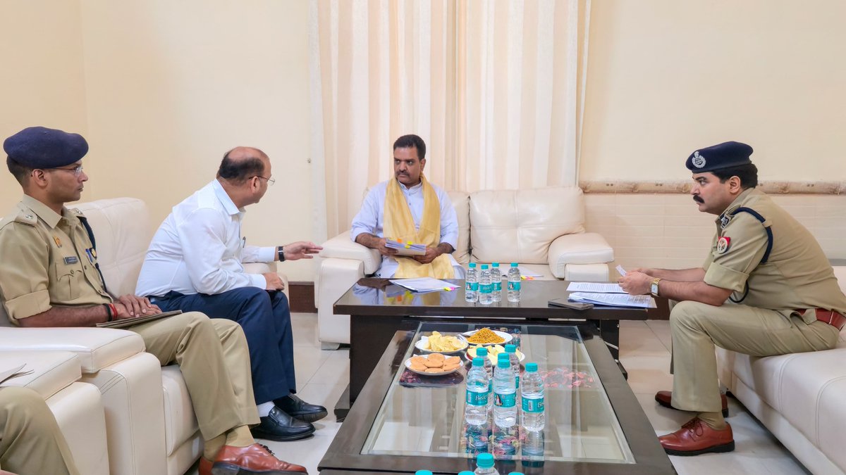 asim_arun's tweet photo. मेरठ के टीपी नगर में घटित हृदयविदारक बलात्कार और हत्या की घटना के पीड़ित परिवार से लंबी बातचीत हुई और विवेचना की गहन समीक्षा की, निर्देशित किया: 

▪️गिरफ्तार किए गए दो अभियुक्तों के विरुद्ध ठोस वैज्ञानिक साक्ष्य संकलन करें
▪️परिवार द्वारा जिन अन्य व्यक्तियों पर शंका व्यक्त की गई उनके संबंध में गहन परीक्षण हो, दूध का दूध और पानी का पानी हो 
▪️पुलिस ऐसी घटनाओं में त्वरित और गहन विवेचना किया करें, किसी को प्रदर्शन करने की जरूरत ही ना पड़े 
▪️किसी को कानून अपने हाथ में नहीं लेना चाहिए
