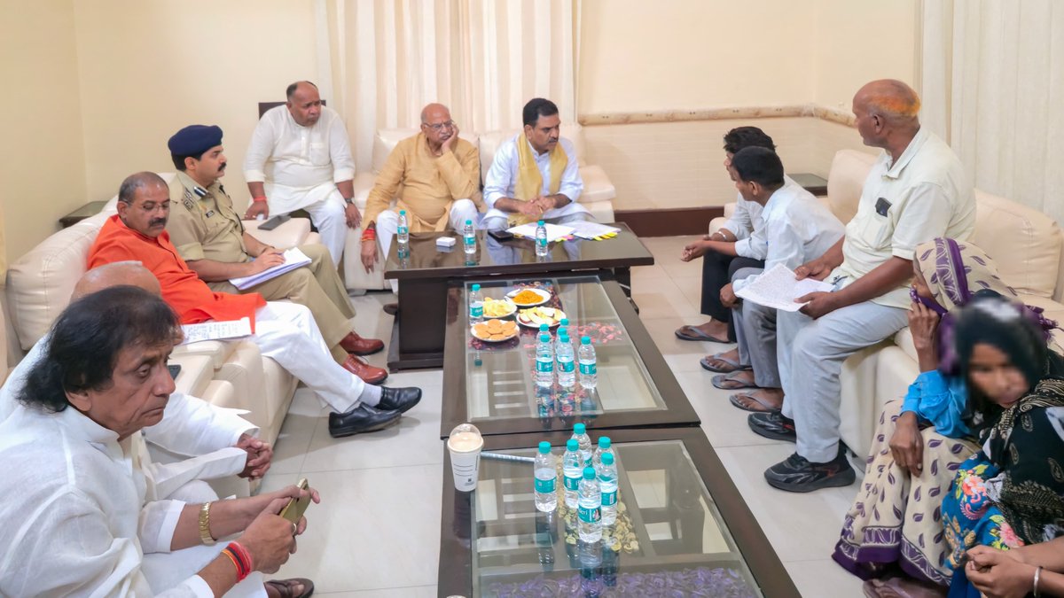 asim_arun's tweet photo. मेरठ के टीपी नगर में घटित हृदयविदारक बलात्कार और हत्या की घटना के पीड़ित परिवार से लंबी बातचीत हुई और विवेचना की गहन समीक्षा की, निर्देशित किया: 

▪️गिरफ्तार किए गए दो अभियुक्तों के विरुद्ध ठोस वैज्ञानिक साक्ष्य संकलन करें
▪️परिवार द्वारा जिन अन्य व्यक्तियों पर शंका व्यक्त की गई उनके संबंध में गहन परीक्षण हो, दूध का दूध और पानी का पानी हो 
▪️पुलिस ऐसी घटनाओं में त्वरित और गहन विवेचना किया करें, किसी को प्रदर्शन करने की जरूरत ही ना पड़े 
▪️किसी को कानून अपने हाथ में नहीं लेना चाहिए