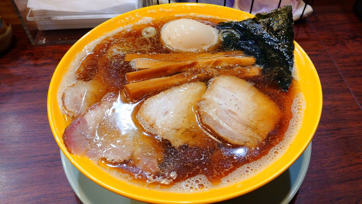 cross_road_1223's tweet photo. 特中華そば＠中華そばかめむち。大津市。7/11開店→7/16に訪問。動物系を軸に魚介節が下支えする分厚い出汁♪やや甘みある醤油に多めの油分を持たせ厚みある飲み口！麺はこの日は棣鄂製のモチモチ中太麺(普段は細麺)！燻香高い肩ロースやバラ煮豚・味染み極太メンマに中濃な味玉！最高に美味い超新星☆ https://t.co/JxewhH4cRc