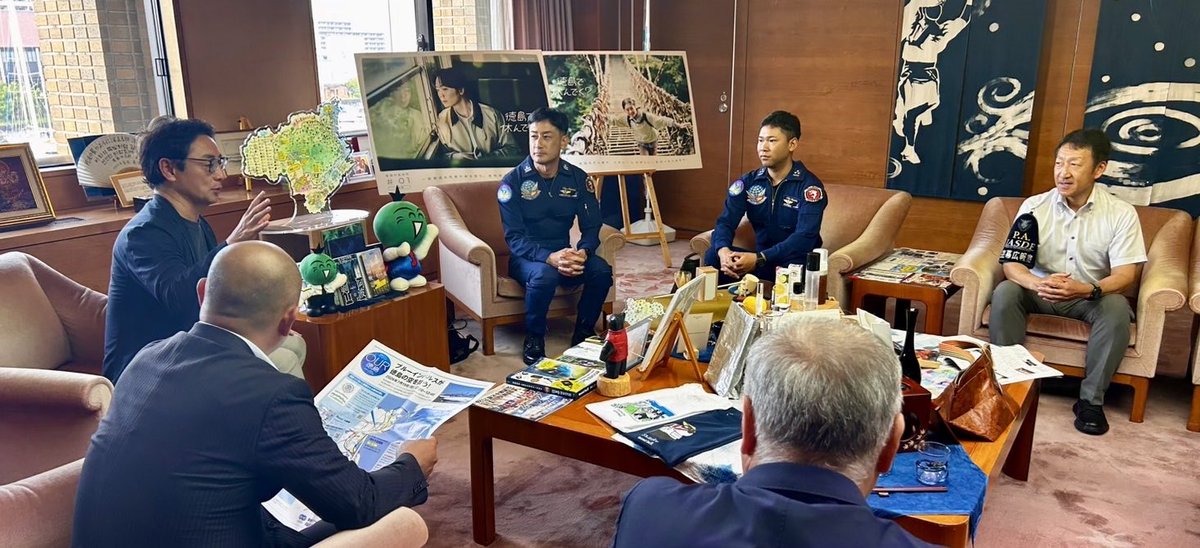 preftokushima's tweet photo. 徳島の空をブルーインパルスが飛びます

徳島県での展示飛行に先立ち、ブルーインパルスパイロットの御厨3等空佐をはじめ関係の皆様が来庁され、本番に向けた熱い思いを語っていただきました。
徳島の大空を彩る華麗なフライトをどうぞお楽しみに！ https://t.co/oDvRtnCAvM