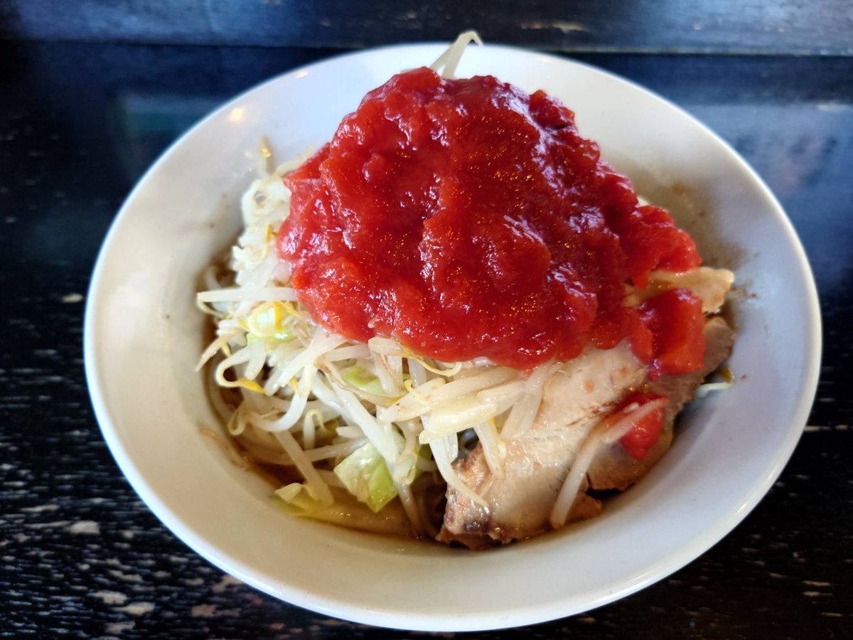 9honFp's tweet photo. 「お知らせ」
期間限定セールではありますがトッピングで「トマト」を始めました！スープ有りのメニューよりまぜそばにトッピングするのがオススメです！🍅是非お試しください\🍅/ https://t.co/FvG6z3KLrk