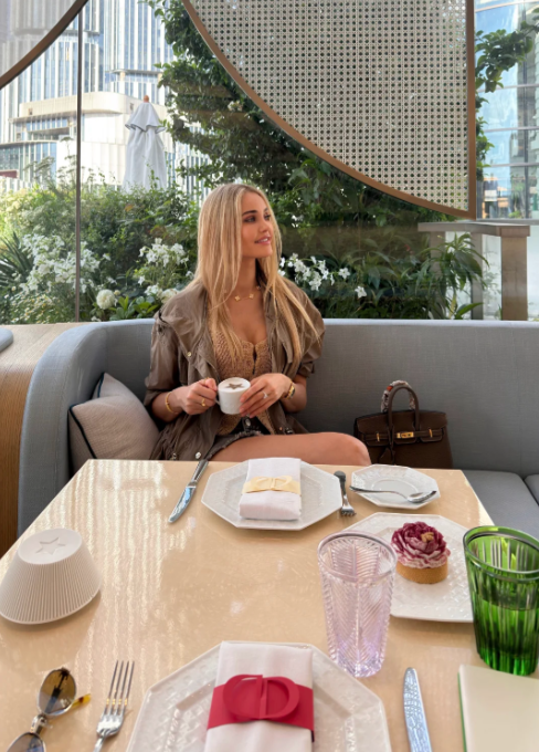 eblanshaa's tweet photo. Coffee Time ☕️
#CafeDior #dior  #coffee #coffetime #ootdinspo #weekend #enjoy https://t.co/vxK9FNJbf5