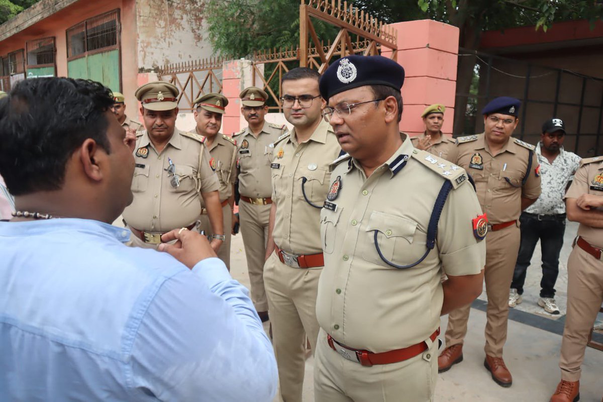 igrangekanpur's tweet photo. आज #Digrknr यमुना प्रसाद द्वारा जनपद फिरोजाबाद मे पुलिस और बदमाशों के बीच हुई मुठभेड़ में दो बदमाश ढेर, कार्यवाही के दौरान दो  पुलिसकर्मी भी घायल होने पर फिरोजाबाद व इटावा पुलिस की संयुक्त कार्यवाही में 02 अपराधियों को पुलिस मुठभेड़ में निष्प्रभावी करने के सम्बंध में #Digrknr द्वारा बाइट @Uppolice @dgpup @adgzonekanpur
