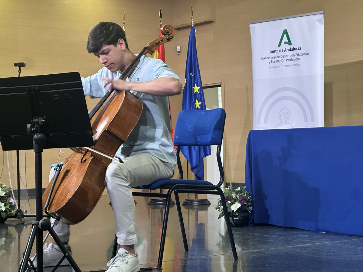 educacionmlg's tweet photo. @educacionmlg reconoce con los #PremiosExtraordinarios de #Bachillerato a 13 estudiantes de la provincia. El DT, @Miguel_Briones_ , pone en valor el talento y esfuerzo de los galardonados durante el acto de entrega celebrado en el @cpmtenllado.  ¡Enhorabuena a los premiados! https://t.co/sxHgqlAUVx