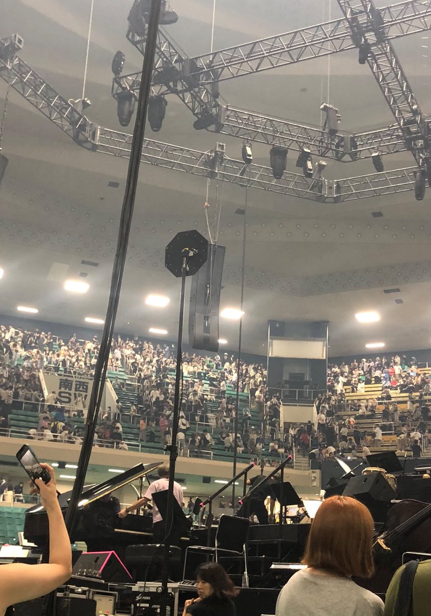 y_cinnamon_'s tweet photo. LIFE再現ライブで、うちの子は渋谷毅さんの演奏を聴いて感動してた
終演後、ピアノを調律して蓋を閉じるまでずっと見ていた

後日、旅人たちを、子が奏でているのを聴いた時、それだけで連れて行けて良かったと思えた

あの時に聴いたとても温かみのある綺麗なピアノの音を忘れないと思う https://t.co/mxGUMEbThv