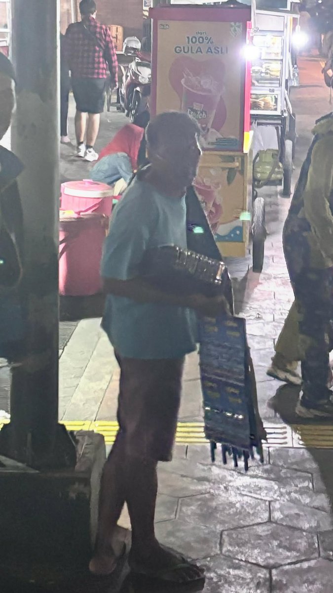 mamahmuda1_'s tweet photo. X, do your magic..
Tolong ramaikan dan dibantu beli jualan bapaknya yah🥹
Bapaknya jual semacam alat cukur.. bapaknya selalu ada di depan pintu masuk stasiun tebet yaaaa🥹🤗

*maapkan fotonya kurang jelas🥹🙏🏻
cc: pothabeezt10 https://t.co/QN0QCw3p1F