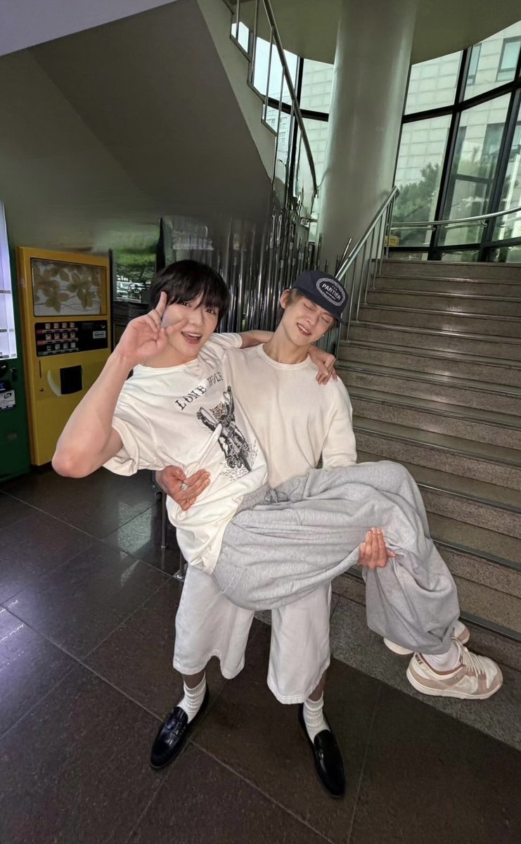 yewnzun's tweet photo. my fortune fairy, my 1st jjunbassador. thank you for support and for coming! 🤍 https://t.co/9dzxFUPLia