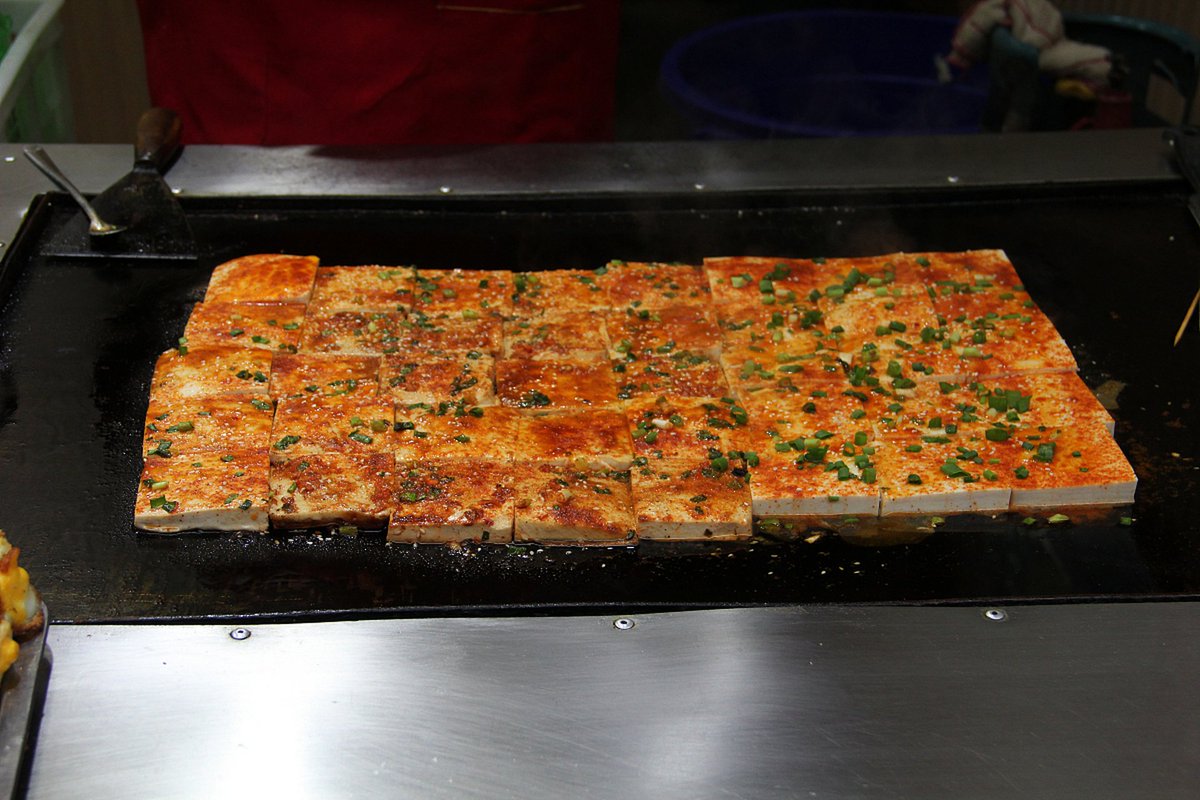 kj2btbxbwf77680's tweet photo. Crispy fried stinky tofu sizzling on the roadside, topped with spicy sauce and chopped scallions—this is the ultimate late-night snack joy for night owls! https://t.co/lODgRirY3C