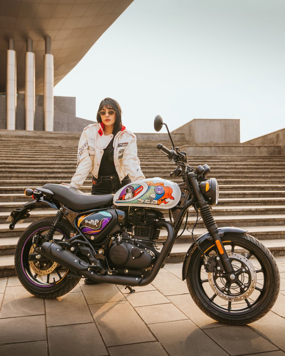 royalenfieldjp's tweet photo. 本日2026年7月17日、2026年モデルの「ハンター350」シリーズに加わった2つの新色、ムンバイ・イエローとムーンショット・ホワイトを発表。全国のロイヤルエンフィールド正規販売店にて受注を開始いたします。

ムンバイ・イエローは映画の街インド・ムンバイで製作されるパワフルな映画や、それと連動して盛り上がりを見せるアートなどエネルギッシュな街の雰囲気を表現。ムーンショット・ホワイトは星座オリオン座を現代風に解釈。手書きのグラフィックと星座のモチーフをミックスしました。

2026年モデルの「ハンター350」に加わった2つの新色、ムンバイ・イエローとムーンショット・ホワイトのメーカー希望小売価格は¥660,000 (税込)。詳細はロイヤルエンフィールドジャパンのサイトをご確認ください。
https://t.co/7JZxShuyxA

#KeepHunting #Hunter350 #RoyalEnfield #RidePure #PureMotorcycling