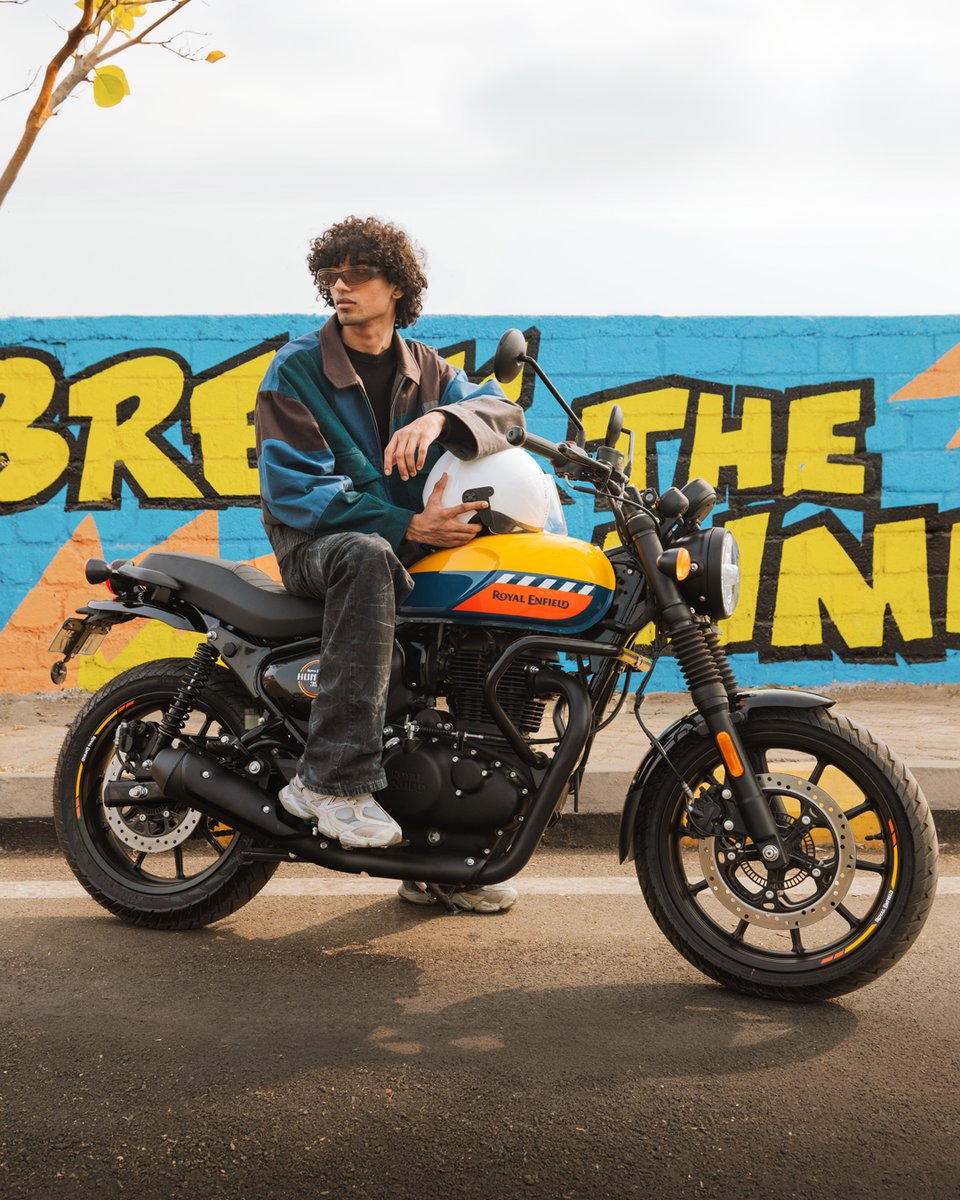 royalenfieldjp's tweet photo. 本日2026年7月17日、2026年モデルの「ハンター350」シリーズに加わった2つの新色、ムンバイ・イエローとムーンショット・ホワイトを発表。全国のロイヤルエンフィールド正規販売店にて受注を開始いたします。

ムンバイ・イエローは映画の街インド・ムンバイで製作されるパワフルな映画や、それと連動して盛り上がりを見せるアートなどエネルギッシュな街の雰囲気を表現。ムーンショット・ホワイトは星座オリオン座を現代風に解釈。手書きのグラフィックと星座のモチーフをミックスしました。

2026年モデルの「ハンター350」に加わった2つの新色、ムンバイ・イエローとムーンショット・ホワイトのメーカー希望小売価格は¥660,000 (税込)。詳細はロイヤルエンフィールドジャパンのサイトをご確認ください。
https://t.co/7JZxShuyxA

#KeepHunting #Hunter350 #RoyalEnfield #RidePure #PureMotorcycling