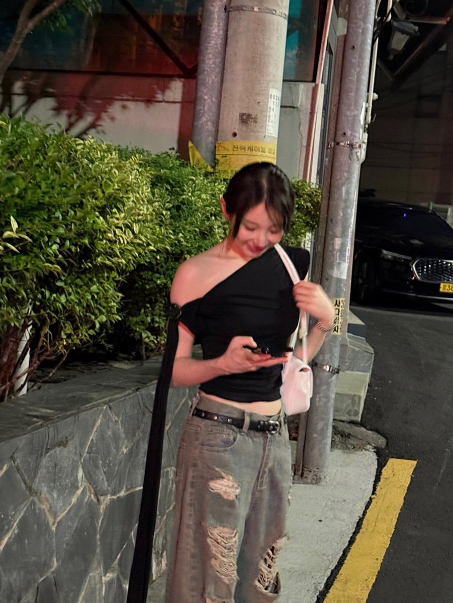 LCYISHERE's tweet photo. @official_LCY LEE CHAEYEON Instagram Update (2) https://t.co/R1NwPiLbL4